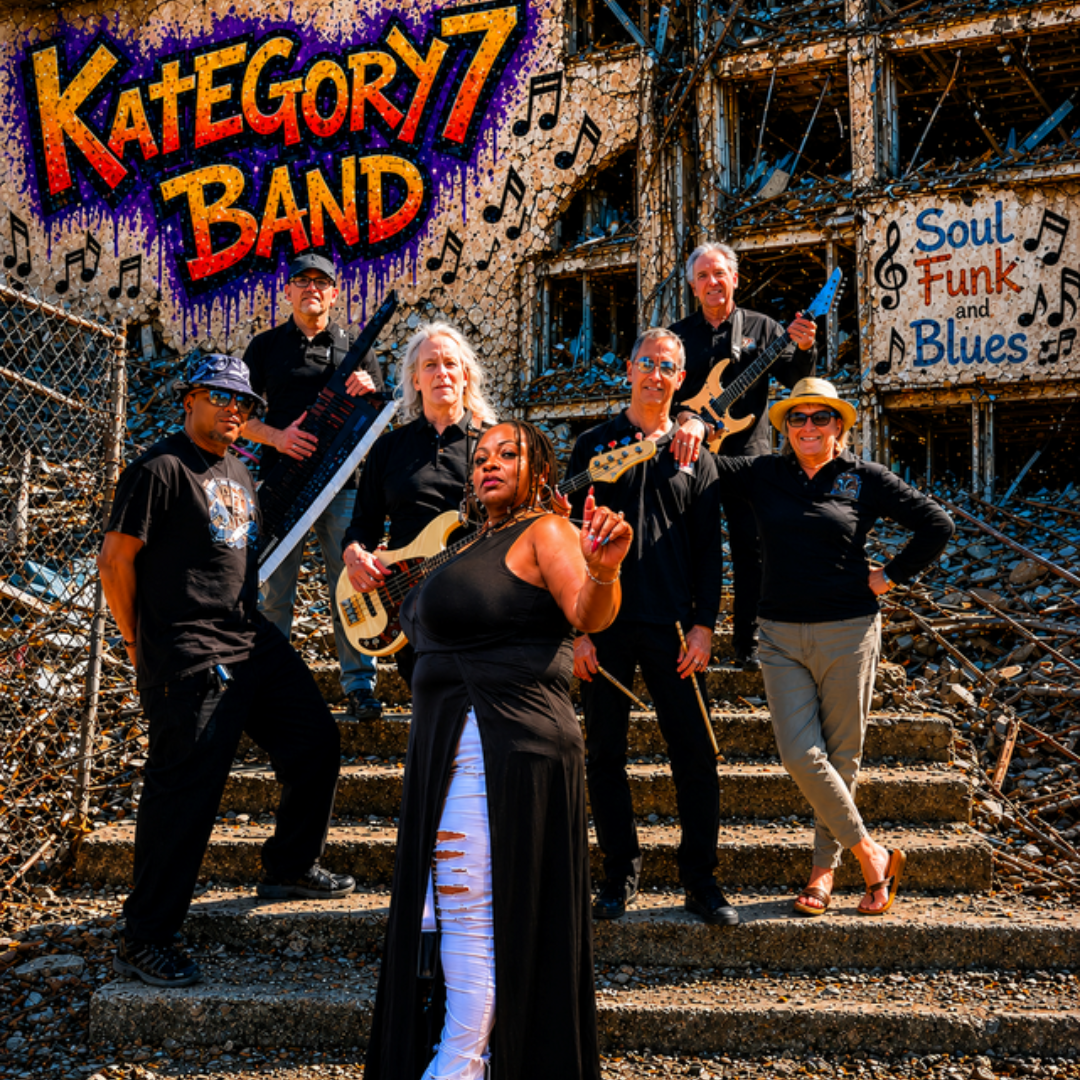Seven band members pose on outdoor steps; a colorful sign reads Kategori7 Band and Soul, Funk & Blues..